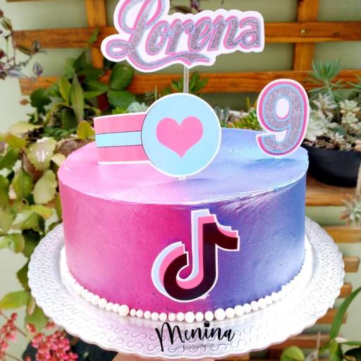 Bolo de aniversário temático por Menina Brigadeiro