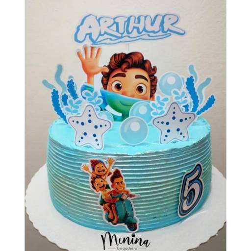 Bolo de aniversário temático por Menina Brigadeiro