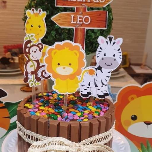 Bolo de aniversário temático por Menina Brigadeiro