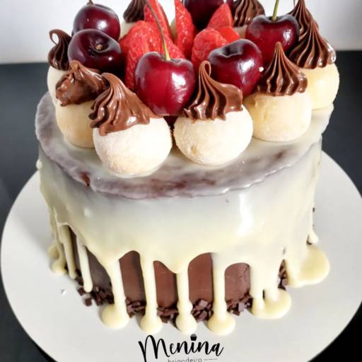 Bolo de aniversário  por Menina Brigadeiro