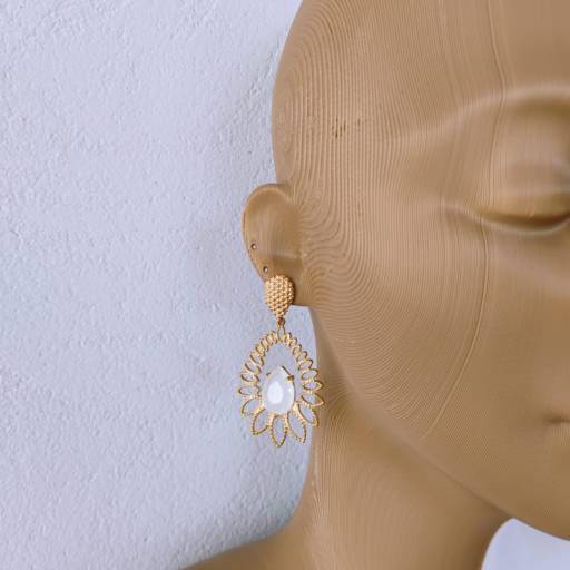 brinco fina morina com pedra branca 