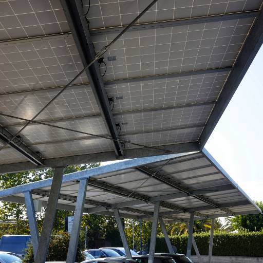 Carport Solar: Energia Sustentável e Proteção em Montes Claros por Ravan Serviços e Engenharia