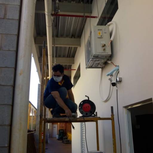 Comprar o produto de Conserto de Ar condicionado em Ar Condicionado pela empresa Vr Split Ar Condicionado em Limeira, SP por Solutudo