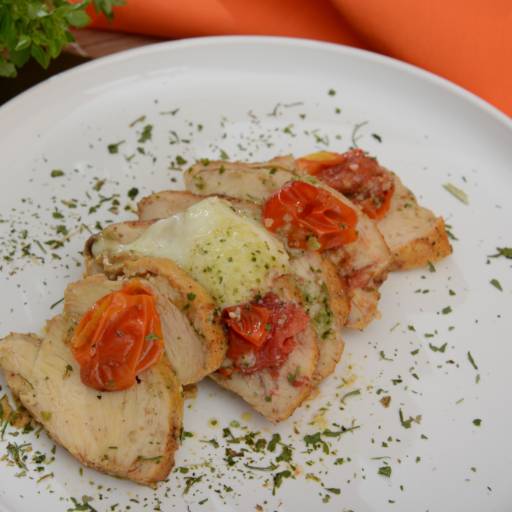Filé de frango caprese por Leveat - Comidas saudáveis e ultrassaborosas