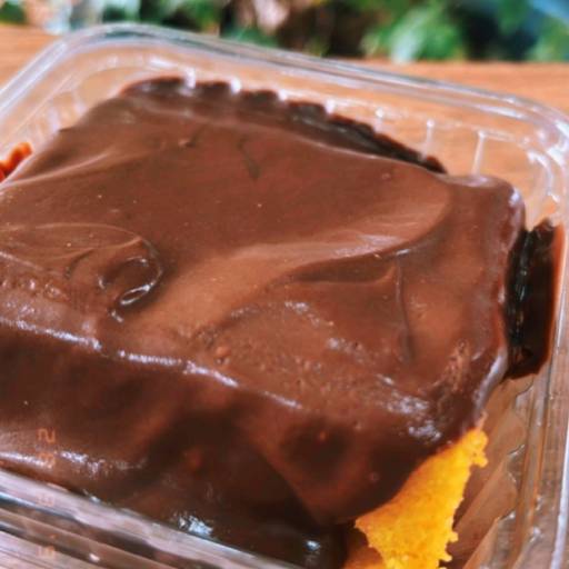 Bolo de cenoura com ganache de chocolate 70% por Leveat - Comidas saudáveis e ultrassaborosas