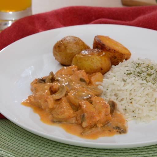 Estrogonofe de frango por Leveat - Comidas saudáveis e ultrassaborosas