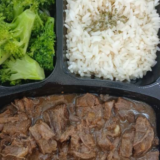 Picadinho de Carne, brócolis ao alho e arroz branco