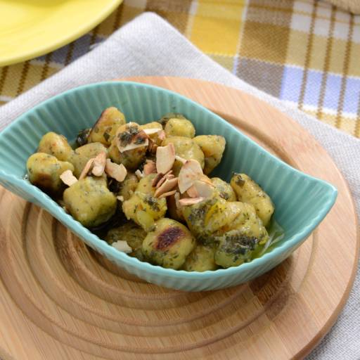 Nhoque de mandioquinha e espinafre com manteiga de sálvia e lascas de amêndoas por Leveat - Comidas saudáveis e ultrassaborosas