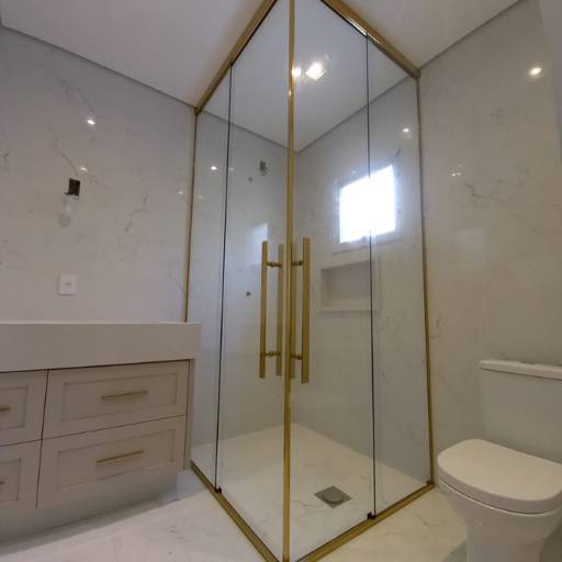 Box até o teto de vidro por Vidraçaria da Barra