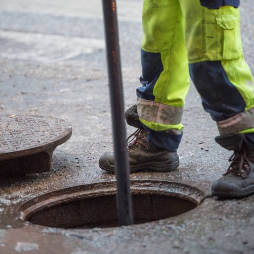 Desentupimento de caixa de esgoto por Desentupidora JD