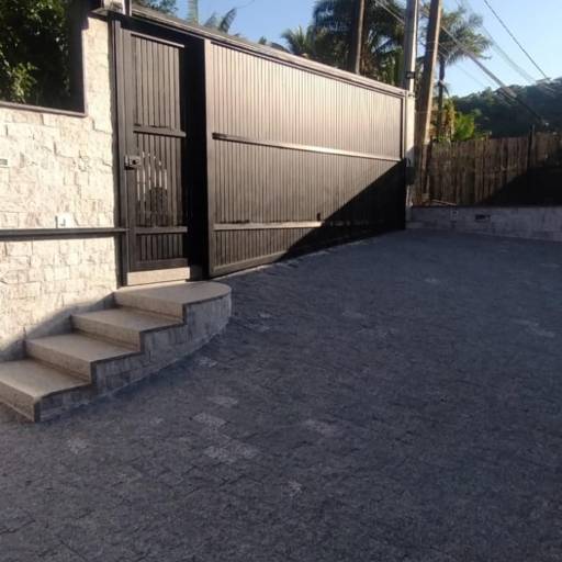 Portão para garagem por Lk Vidraçaria e Esquadria Leko