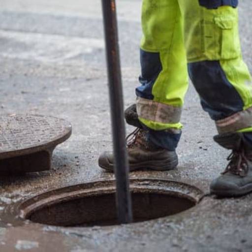 Desobstrução de esgoto por Deslim desentupidora