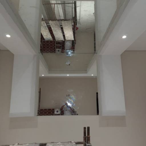 Espelhos em teto e parede