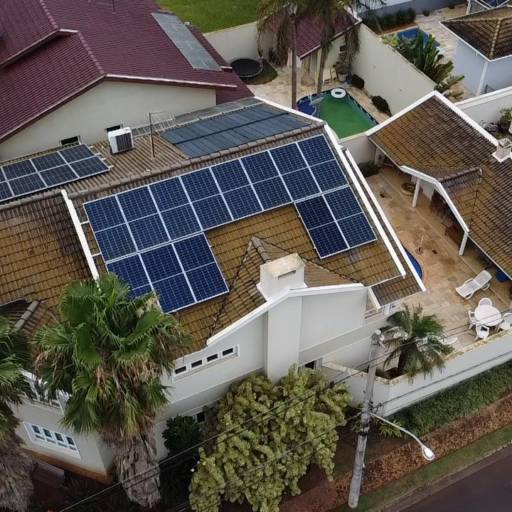 Casa com placas solares no telhado