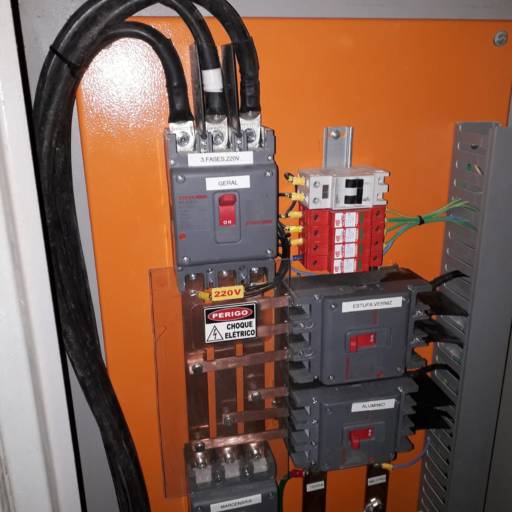 Projeto, montagens, identificação e laudo de quadros elétricos