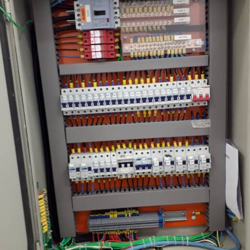 Projeto, montagens, identificação e laudo de quadros elétricos por FDMF