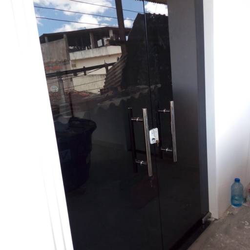 Portas e janelas em vidro por Dnz Servidros