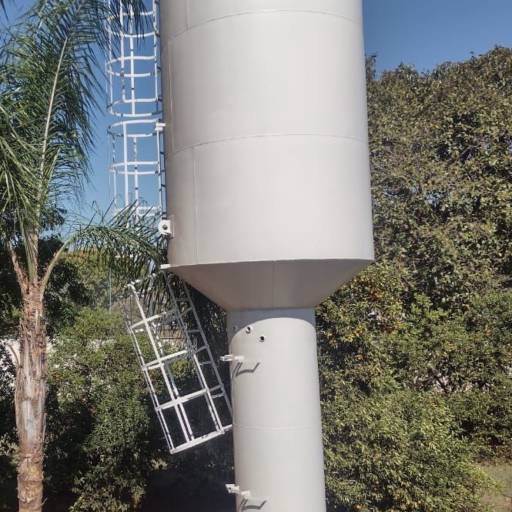 Taça com água na coluna