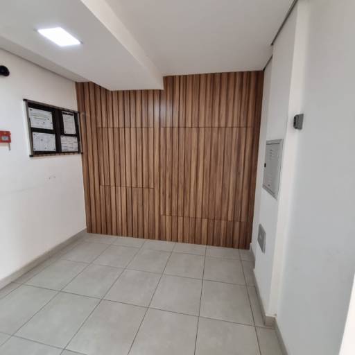 Painel ripado de madeira