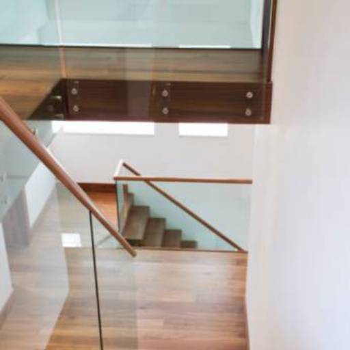 Comprar o produto de Escada com Corrimão de Vidro em Vidraçarias pela empresa Visual Alumínio e Vidro em Jaú, SP por Solutudo