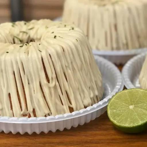 Bolo de iogurte natural com raspas de limão e cobertura de mousse de limão em Bauru por Bolo Lá Dcasa Bauru