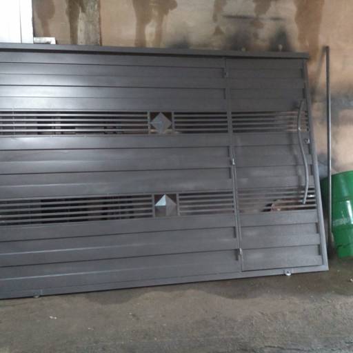 Portões basculantes por Serralheria Trança Ferro