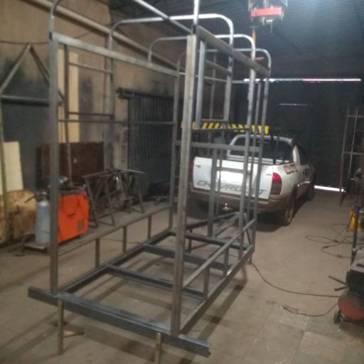 Estrutura de carroceria por Serralheria Trança Ferro