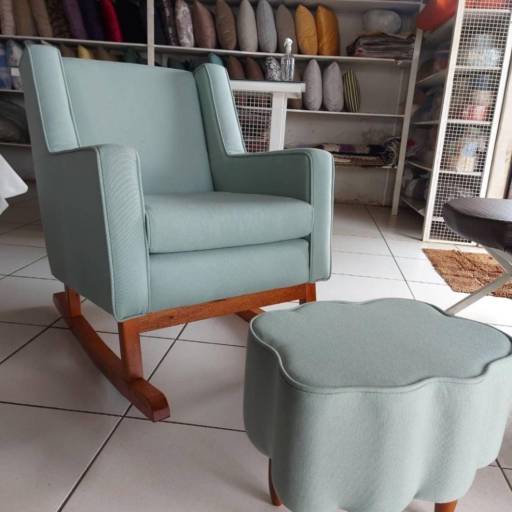 Poltrona com banquinho por Tapeçaria Miranda