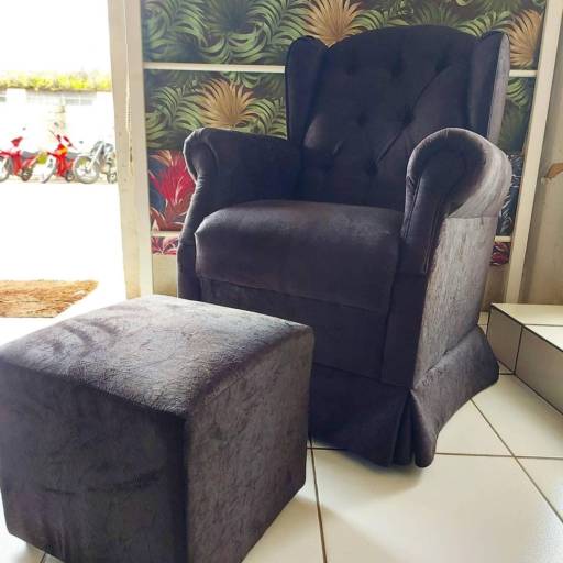 Poltrona com banquinho por Tapeçaria Miranda