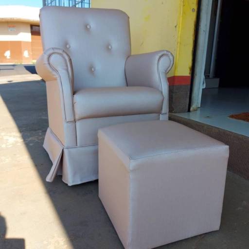 Poltrona com banquinho por Tapeçaria Miranda