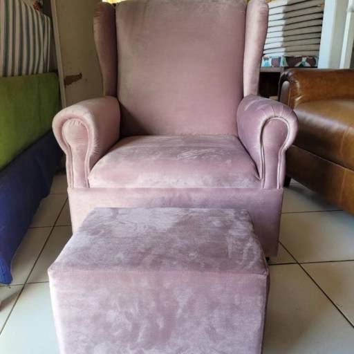Poltrona com banquinho por Tapeçaria Miranda