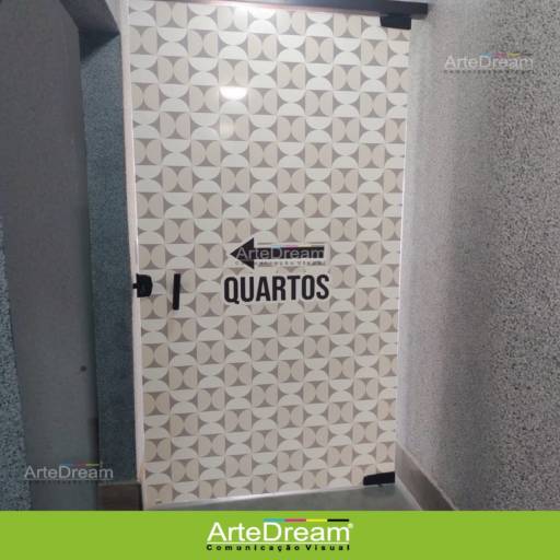 Adesivo em portas e blindex:  jateado, chapado, perfurado e cores em Bauru por ArteDream Comunicação Visual