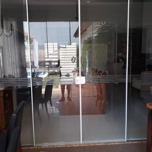 Adesivo em portas e blindex:  jateado, chapado, perfurado e cores em Bauru por ArteDream Comunicação Visual