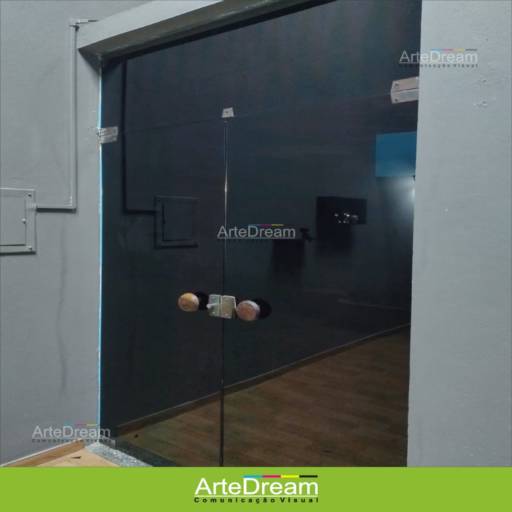 Adesivo em portas e blindex:  jateado, chapado, perfurado e cores em Bauru por ArteDream Comunicação Visual