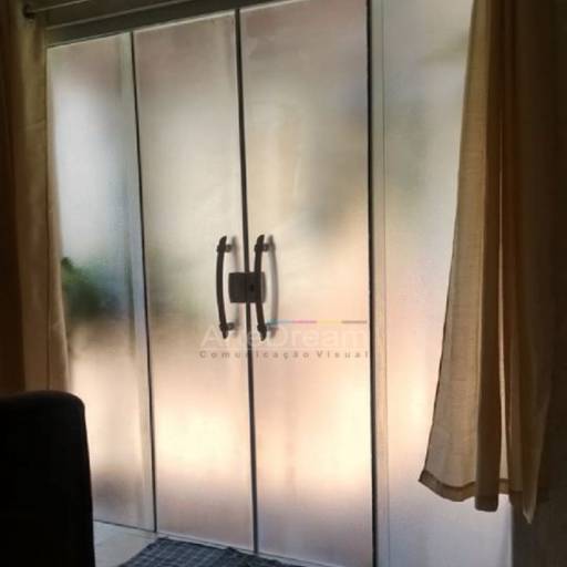 Adesivo em portas e blindex:  jateado, chapado, perfurado e cores em Bauru por ArteDream Comunicação Visual