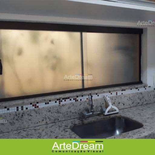 Adesivo em portas e blindex:  jateado, chapado, perfurado e cores em Bauru por ArteDream Comunicação Visual