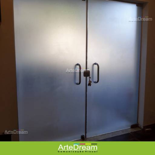 Adesivo em portas e blindex:  jateado, chapado, perfurado e cores em Bauru por ArteDream Comunicação Visual