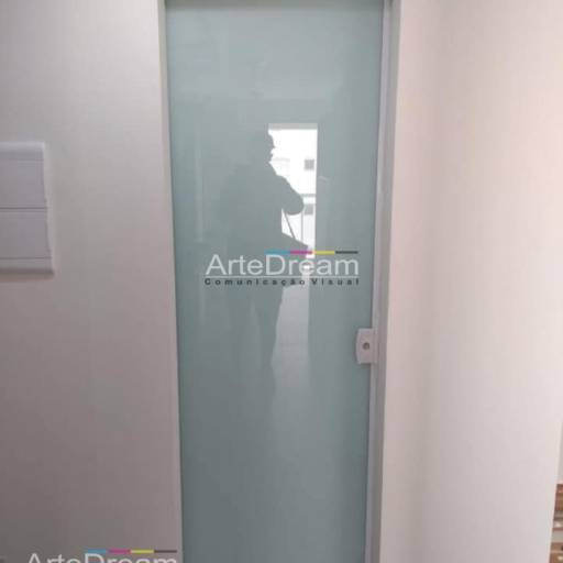 Adesivo em portas e blindex:  jateado, chapado, perfurado e cores em Bauru por ArteDream Comunicação Visual