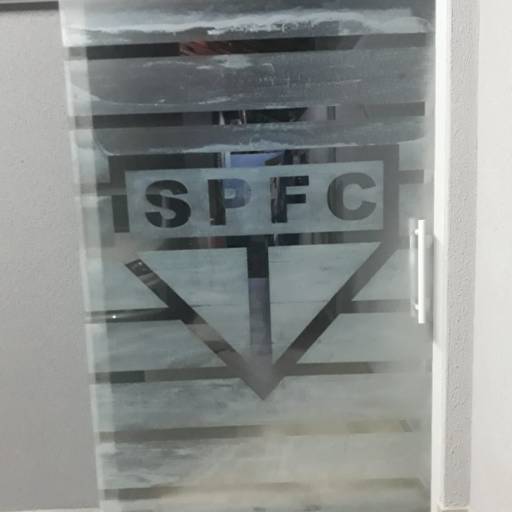 Adesivo em portas e blindex:  jateado, chapado, perfurado e cores em Bauru por ArteDream Comunicação Visual