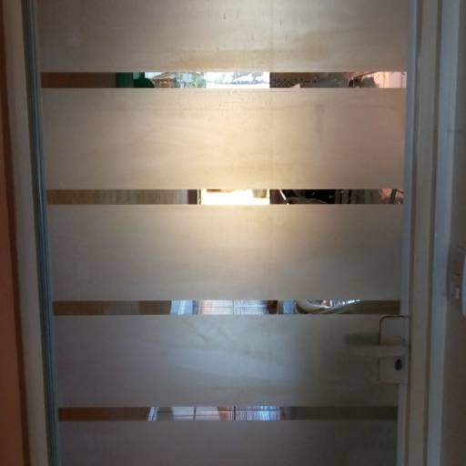 Adesivo em portas e blindex:  jateado, chapado, perfurado e cores em Bauru por ArteDream Comunicação Visual