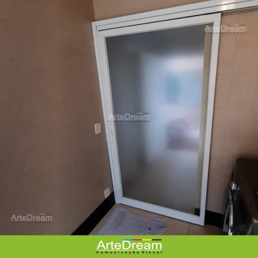 Adesivo em portas e blindex:  jateado, chapado, perfurado e cores em Bauru por ArteDream Comunicação Visual