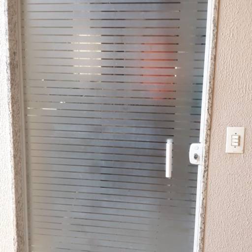 Adesivo em portas e blindex:  jateado, chapado, perfurado e cores em Bauru por ArteDream Comunicação Visual
