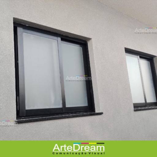 Adesivo em portas e blindex:  jateado, chapado, perfurado e cores em Bauru por ArteDream Comunicação Visual