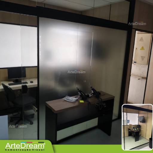 Adesivo em portas e blindex:  jateado, chapado, perfurado e cores em Bauru por ArteDream Comunicação Visual