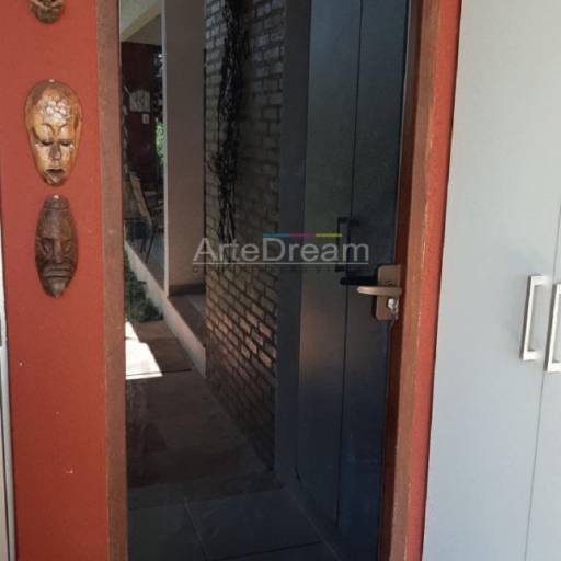 Adesivo em portas e blindex:  jateado, chapado, perfurado e cores em Bauru por ArteDream Comunicação Visual