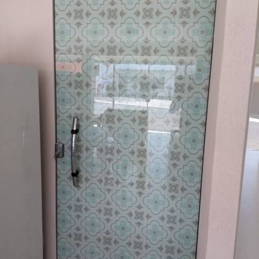Adesivo em portas e blindex:  jateado, chapado, perfurado e cores em Bauru por ArteDream Comunicação Visual