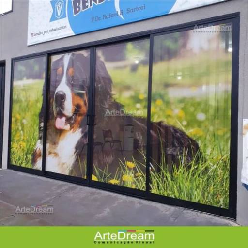 Adesivo de vitrine: recorte, jateado, chapado e perfurado em Bauru por ArteDream Comunicação Visual