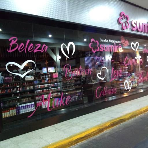 Adesivo de vitrine: recorte, jateado, chapado e perfurado em Bauru por ArteDream Comunicação Visual