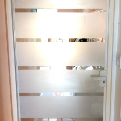 Adesivo de vitrine: recorte, jateado, chapado e perfurado em Bauru por ArteDream Comunicação Visual