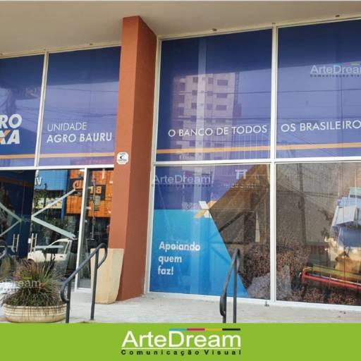 Adesivo de vitrine: recorte, jateado, chapado e perfurado em Bauru por ArteDream Comunicação Visual